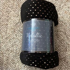 Comfort Bay Black and Gold Metallic Throw